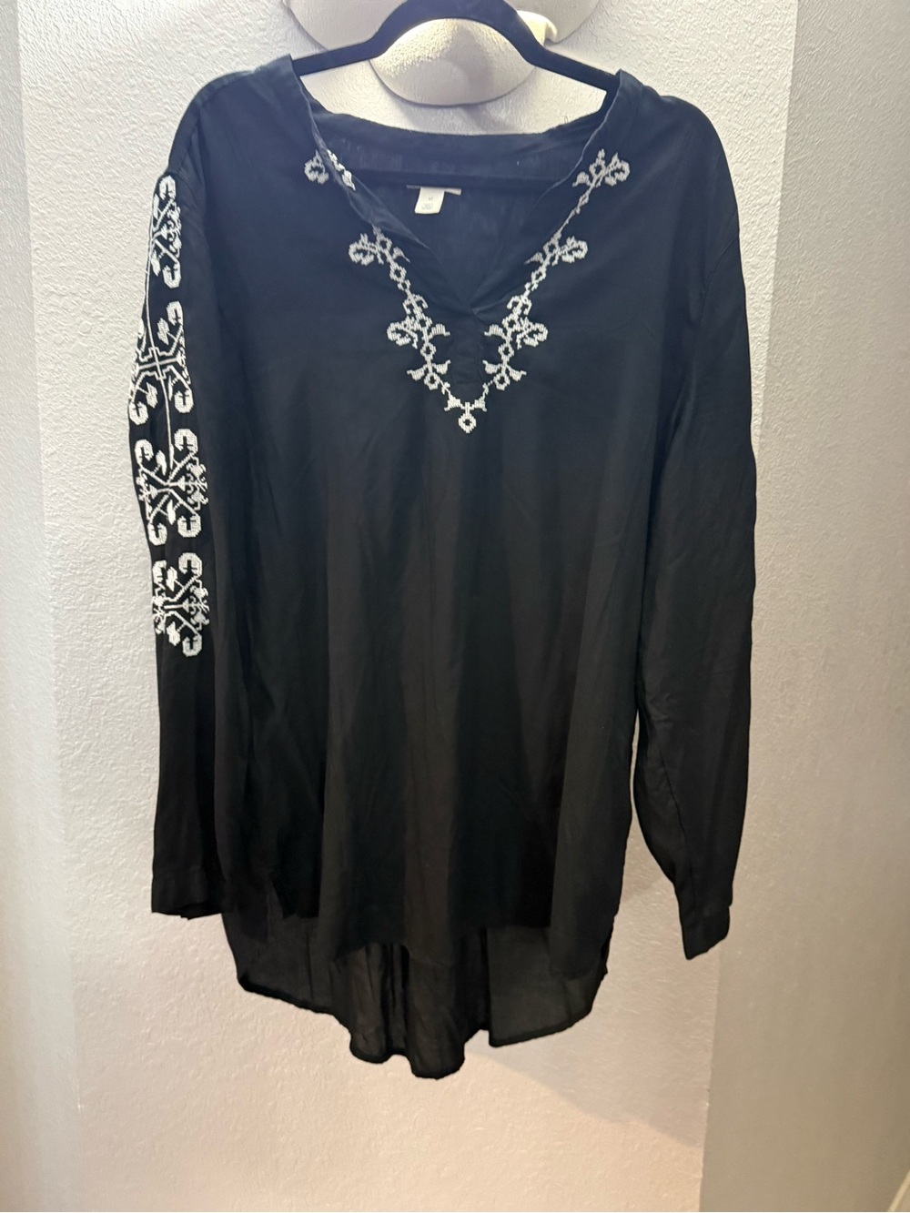 Caslon Black Long-Sleeve Embroidered V-Neck Tunic